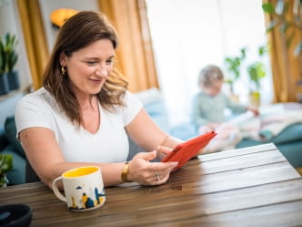 Frau am Smartphone