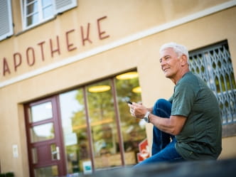 Mann mit Smartphone