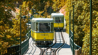 Standseilbahn im Herbst
