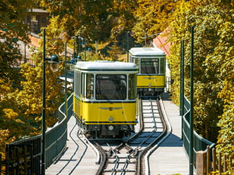 Standseilbahn im Herbst