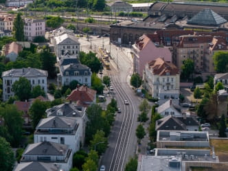 Drohnenbild von der Antonstraße mit Blick auf Bahnhof Neustadt