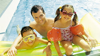Familie im Freibad