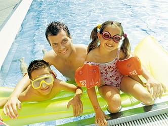 Familie im Freibad