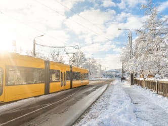 Straßenbahn im verschneiten Dresden