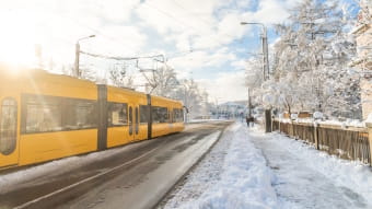 Straßenbahn im verschneiten Dresden