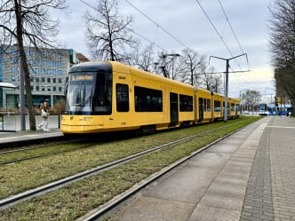 neuer Stadtbahnwagen an der Haltestelle Carolaplatz