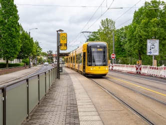 NGT DX DD an der Haltestelle Prof.-Ricker-Straße