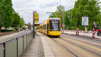 NGT DX DD an der Haltestelle Prof.-Ricker-Straße