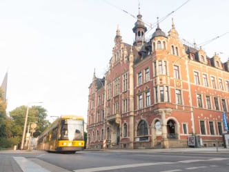 Linie 13 an der Haltestelle Rathaus Pieschen