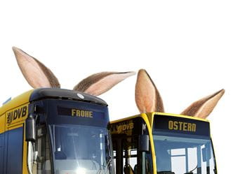 Bahn und Bus mit aufgesetzten Hasenohren