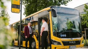 Zwei Busfahrer vor einem Bus