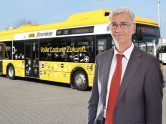 Hans-Jürgen Credé vor dem Elektrobus