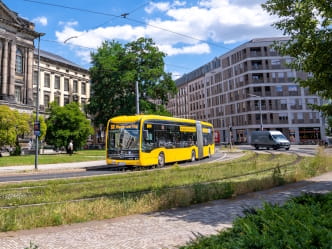 ein E-Bus im Stadtzentrum
