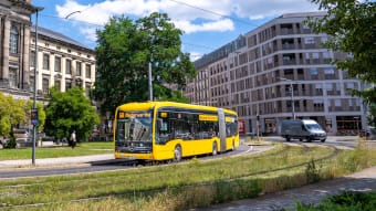 ein E-Bus im Stadtzentrum