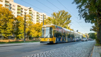 Straßenbahn an der Haltestelle Permoserstraße