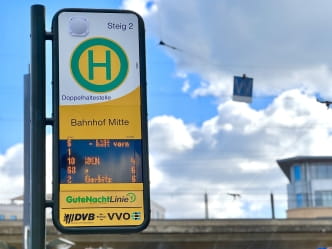 DFI-Anzeige Bahnhof Mitte Linie 6 hält vorn