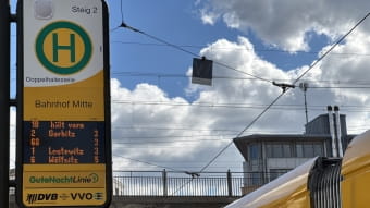 DFI-Anzeige Bahnhof Mitte Linie 10 hält vorn
