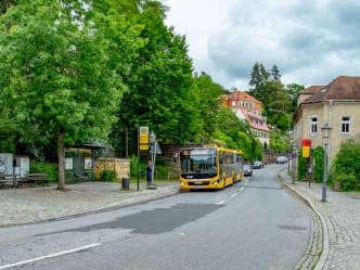 Haltestelle Altwachwitz mit einem gelben Bus