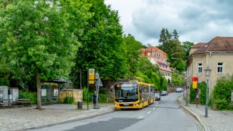 Haltestelle Altwachwitz mit einem gelben Bus