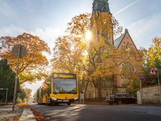 herbstliches Bild mit Buslinie 65