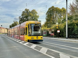 Linie 13 an der Haltestelle Hugo-Bürkner-Straße