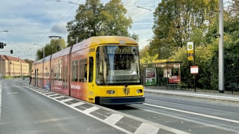 Linie 13 an der Haltestelle Hugo-Bürkner-Straße