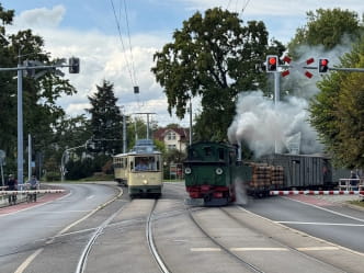 Schmalspurbahn und historische Straßenbahn am Weißen Roß in Radebeul