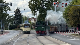 Schmalspurbahn und historische Straßenbahn am Weißen Roß in Radebeul