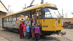 Kindergruppe mit DVB-MAskottchen Leo vor der Kinderstraßenbahn