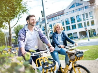 Zwei Personen auf dem MOBIbike