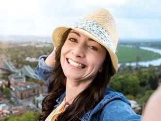 Frau vor Elbtalpanorama