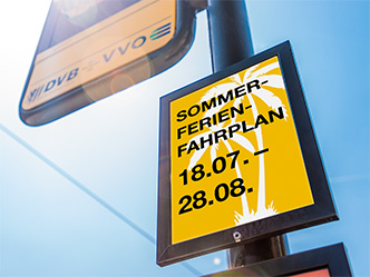Haltestellenaushang mit Datum des Sommerferienfahrplans
