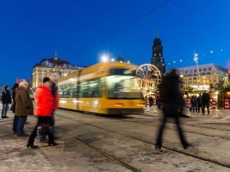Bahn und Personen am Striezelmarkt