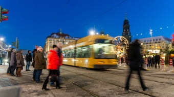 Bahn und Personen am Striezelmarkt