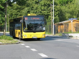 Bus der Linie 90 an der Haltestelle Dözschener Straße