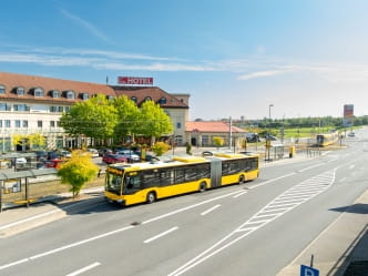 Haltestelle Gompitzer Höhe mit Bahn und Bus