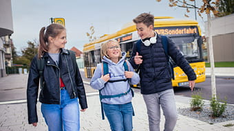 Schüler an der Haltestelle