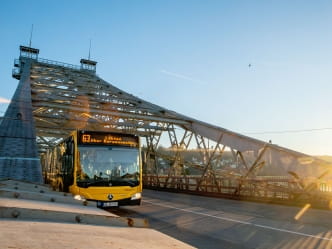 Brücke Blaues Wunder mit Bus