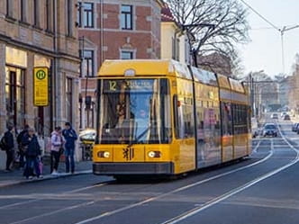 Bahn an der Haltestelle Gottfried-Keller-Straße