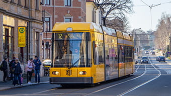 Bahn an der Haltestelle Gottfried-Keller-Straße