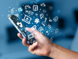 Smartphone, aus dem grafische Symbole herausfliegen