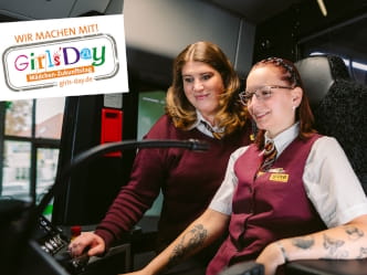 Szene aus de Ausbildung: zwei Frauen im Bus am Lenkrad