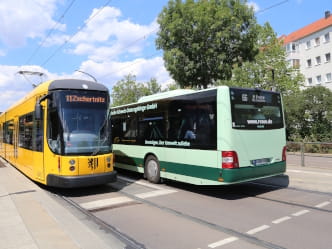 Bahn und Bus an der Haltestelle Gret-Palucca-Straße