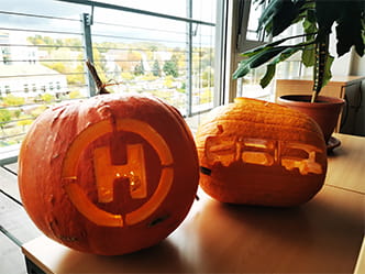 geschnitzte Kürbisse mit Straßenbahn und Haltestellenschild