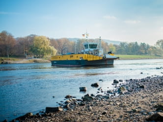 Schloßfähre im Herbst