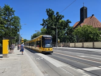 Haltestelle Diakonissenkrankenhaus mit Bahn
