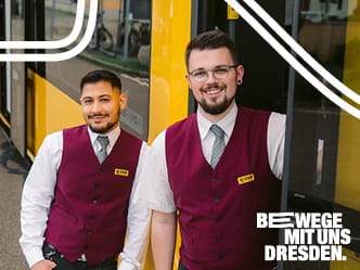 zwei Mitarbeitende der DVB vor der Straßenbahn