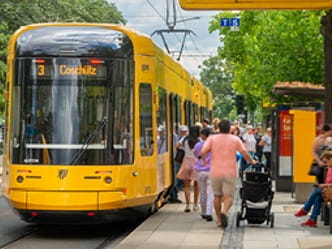 Straßenbahn an Haltestelle