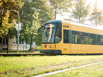 Straßenbahn fahrend