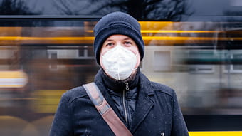 Bild Person mit Mundschutz